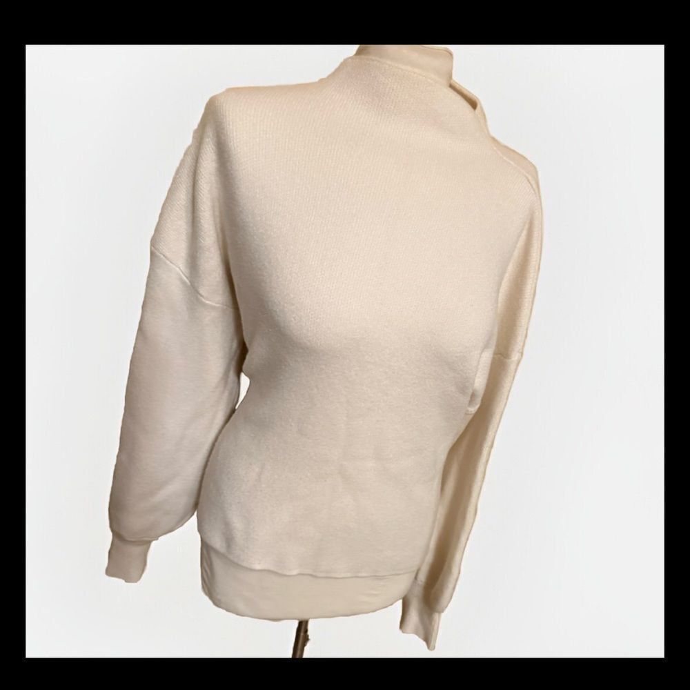 VICI Cream  Women's Pullover Sweater Size Medium